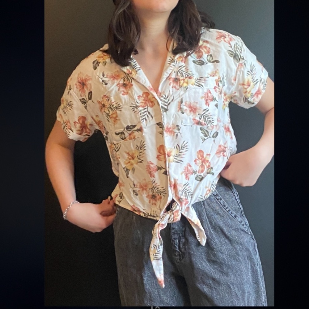 ❗2/$10❗Hollister button down floral shirt - Picture 1 of 8